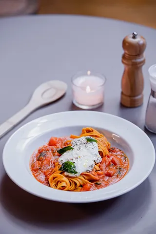 TAGLIATELLE CON TOMATE Y BURRATA