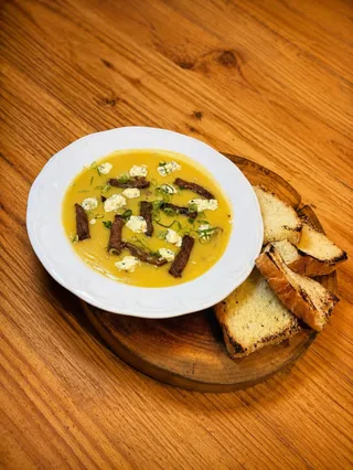SOPA DE BAROA CON TIRAS DE MIGNON Y CUBOS DE GORGONZOLA