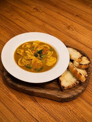 SOPA DE CAPELETE RELLENO CON CABOTIÁ