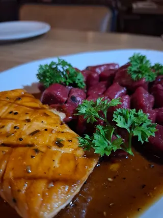 SALMONE ROSATO CON GNOCCHI RUBINO