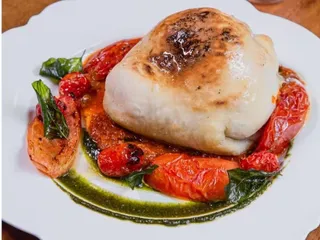 BURRATA HORNEADA, POMODORO Y ALBAHACA