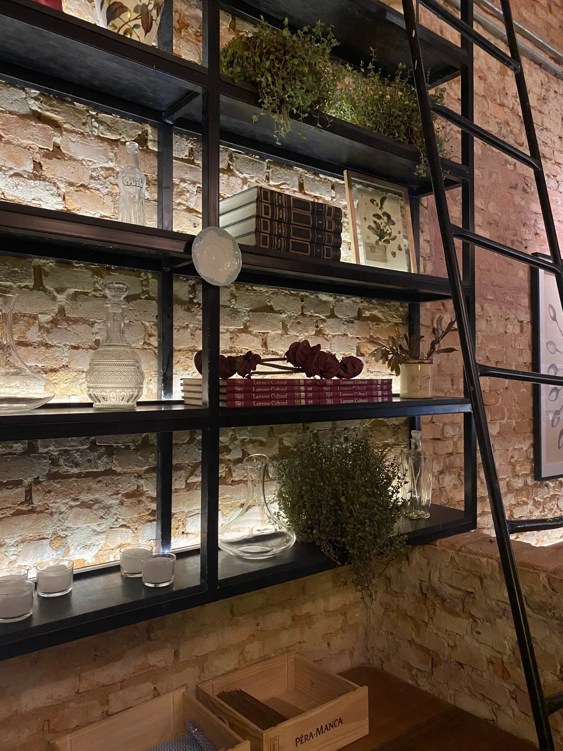Detalhe de velas e decoração no Olivia Cucina