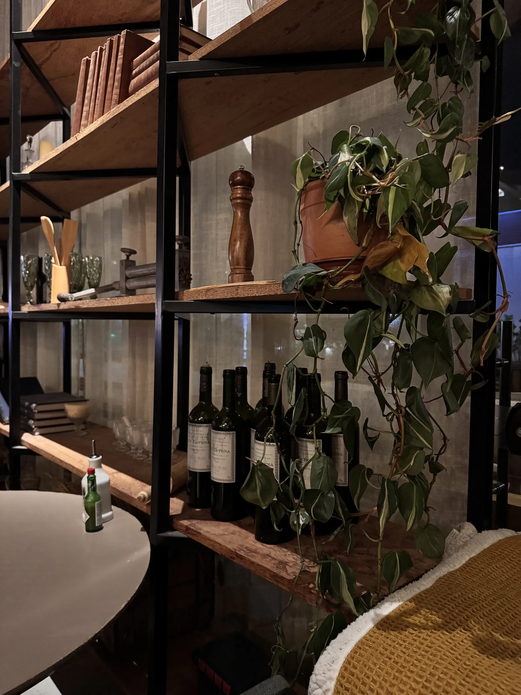 Estante de vinhos no Olivia Cucina